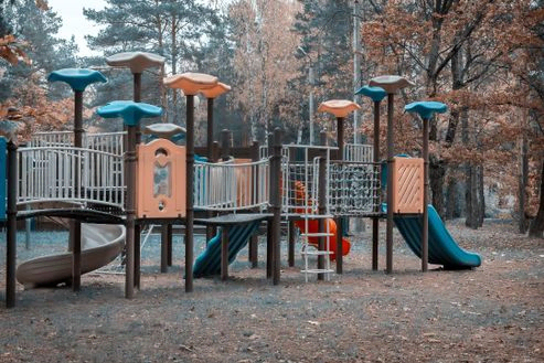 parque infantil en madera y metal