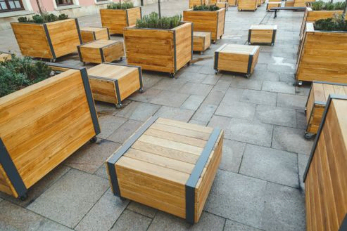 mobiliario urbano de madera
